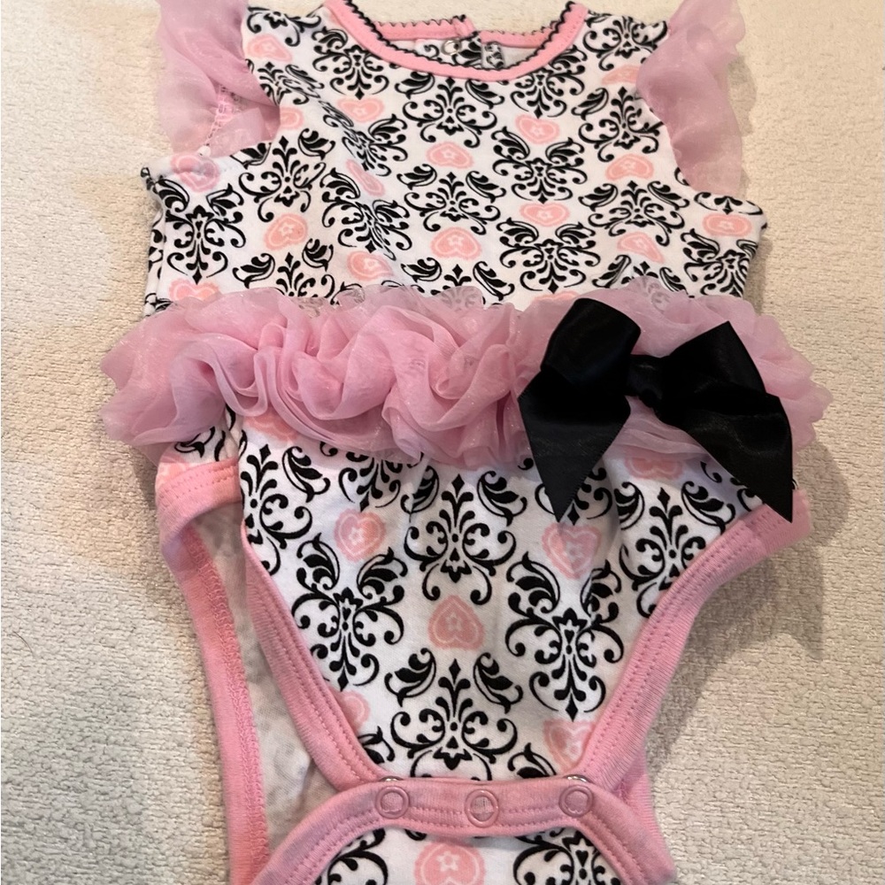 Onesie Baby Girl, ruffly around waist and sleeve never worn.